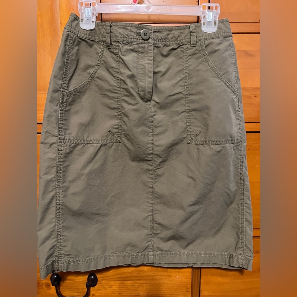 Super cute casual olive green skirt.